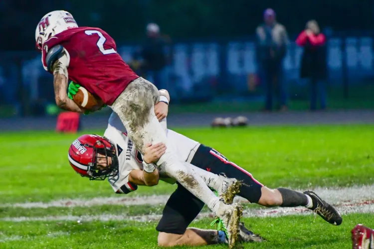 Hawks can't slow unbeaten Raiders